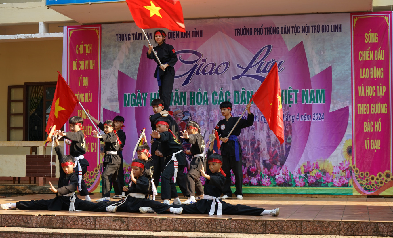 Tiết mục văn nghệ do đội v&otilde; thuật cổ truyền của trường biểu diễn - Ảnh: L.T